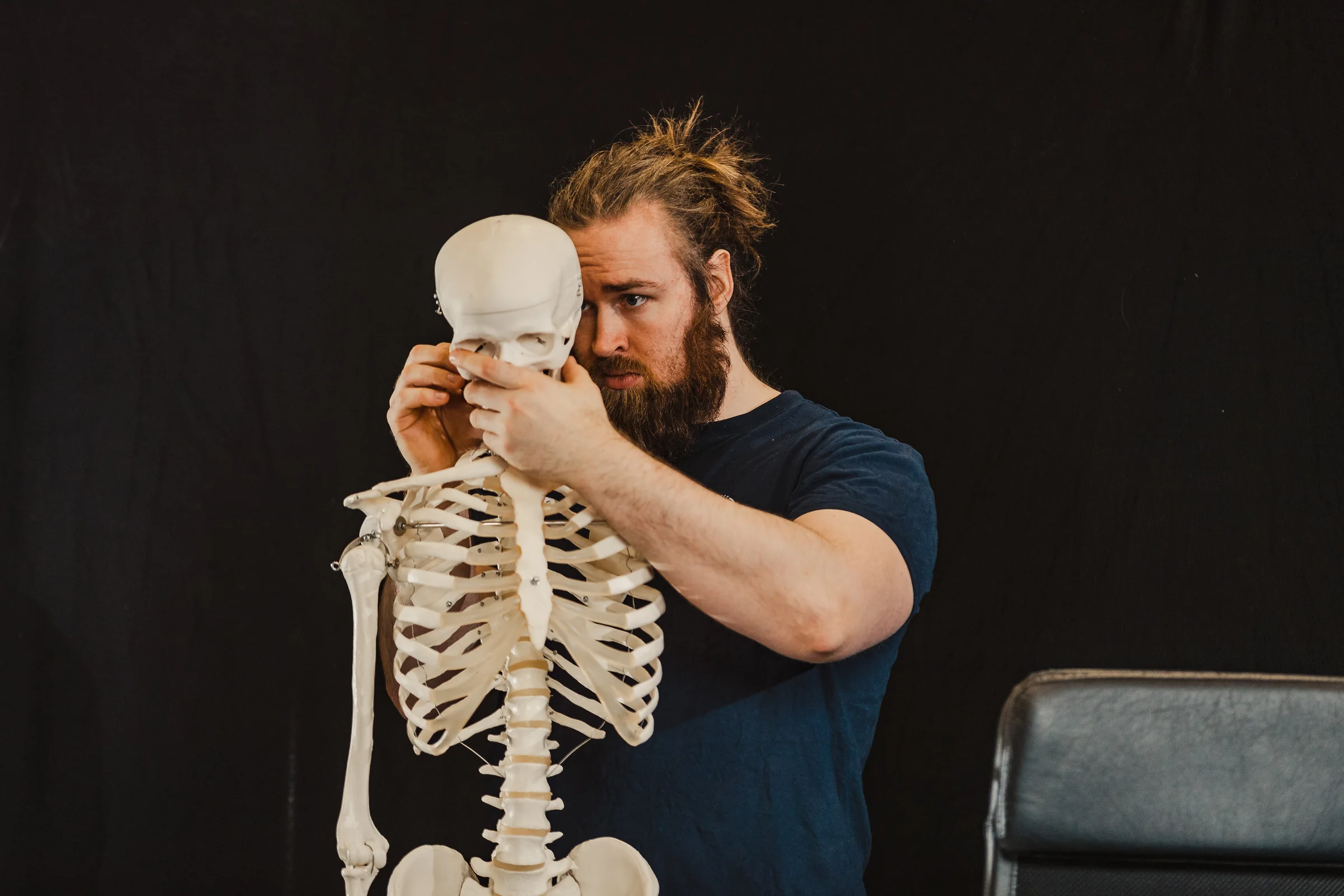 Svein studerer en anatomisk modell av en hodeskalle